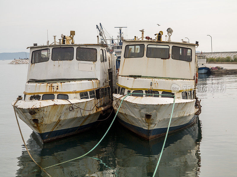 土耳其伊斯坦布尔bostanci maltepe的Anatolian边码头的废弃船只
